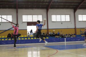 Jugadores de balonmano en acción durante un partido en Melilla