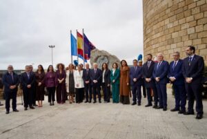 Acto solemne en Melilla con autoridades frente al monolito del mariscal Sherlock