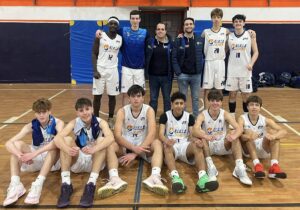 Equipo de baloncesto junior masculino de Melilla posando en el pabellón