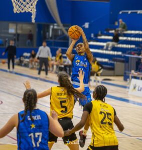 Jugadora del Melilla Ciudad del Deporte lanzando a canasta en un partido de baloncesto