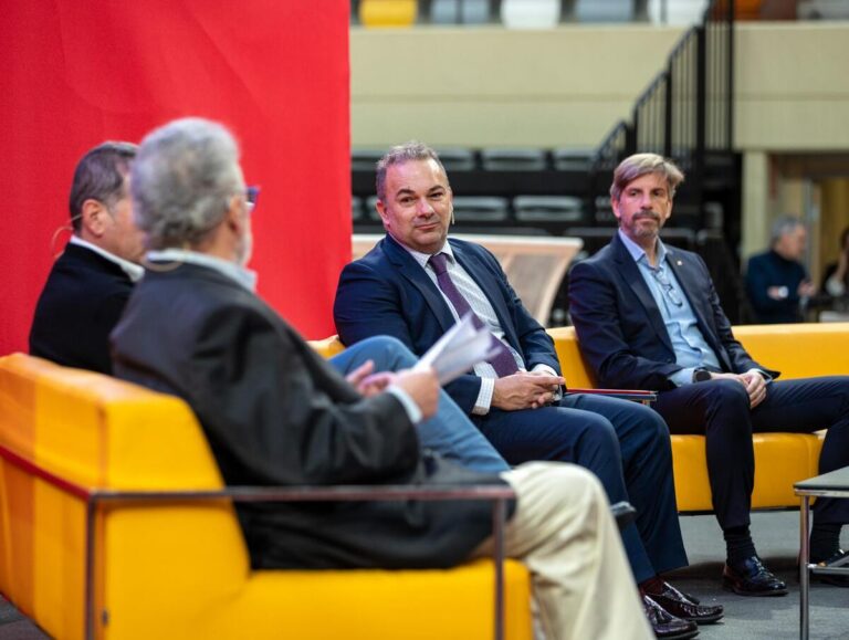 Mesa de debate en el II Congreso Nacional de Deporte y Municipalismo en Zaragoza