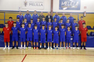 Equipo juvenil de Melilla posando en el gimnasio con uniformes deportivos