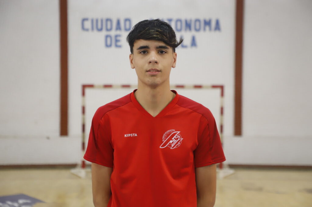 Jugador de fútbol sala de Melilla en camiseta roja en el pabellón