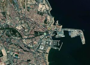 Vista aérea de Melilla mostrando el puerto y la ciudad