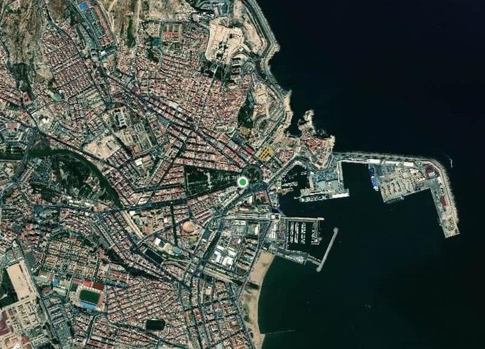 Vista aérea de Melilla mostrando el puerto y la ciudad