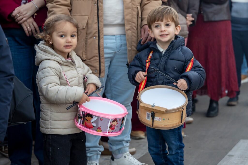Niños con tambores en la procesión de Lunes Santo en Melilla