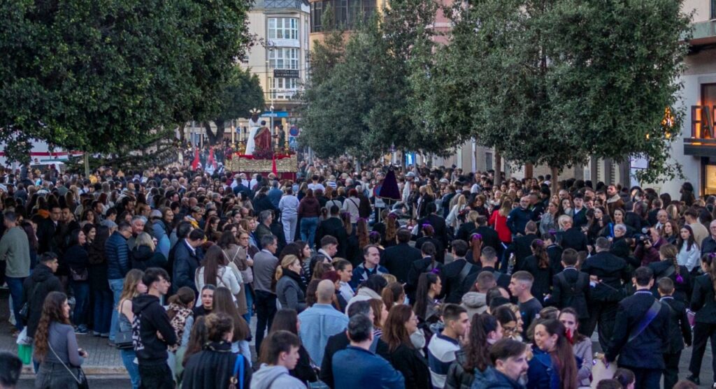 Multitud de personas en una procesión de Lunes Santo en Melilla