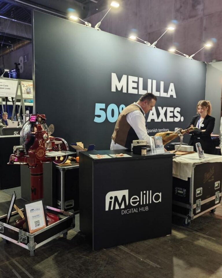 Stand de iMelilla en el Mobile World Congress 2026 con personal interactuando.
