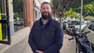 Hombre sonriendo frente a un edificio en Melilla