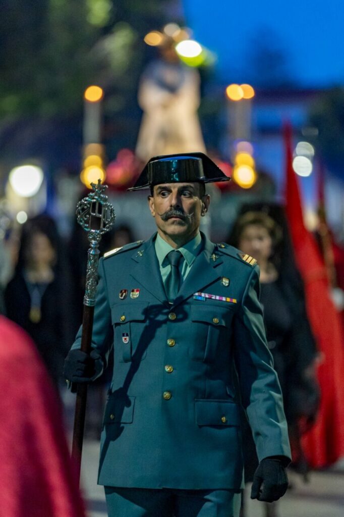 Costalero en la procesión de Lunes Santo en Melilla con un bastón ceremonial