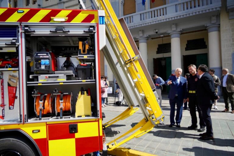 Nuevo camión de bomberos en Melilla con equipamiento especializado