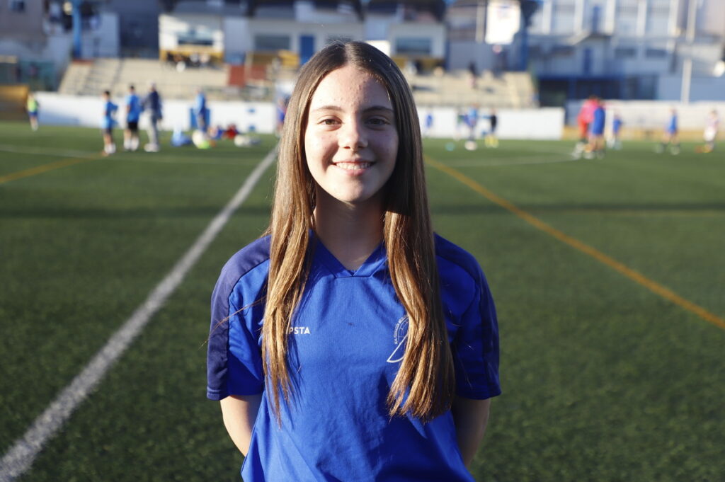 Jugadora de la selección femenina sub-14 de Melilla en el campo