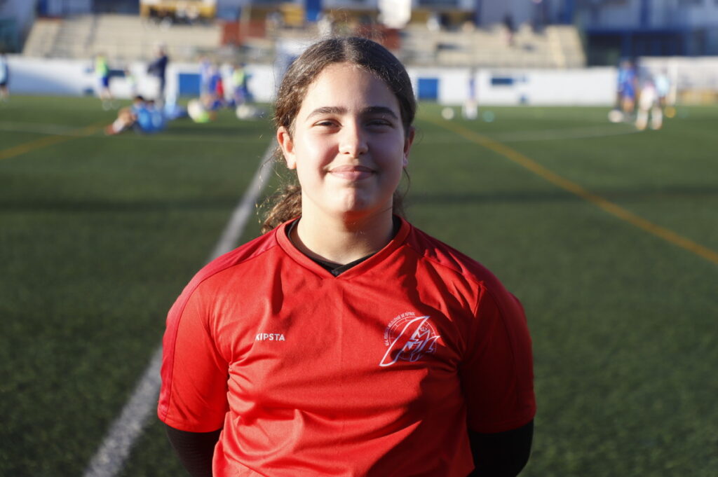 Jugadora de la selección femenina sub-14 de Melilla en un campo de fútbol