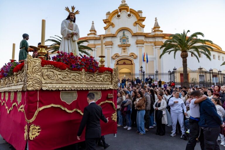 Procesión de La Sentencia en Melilla con multitud de fieles