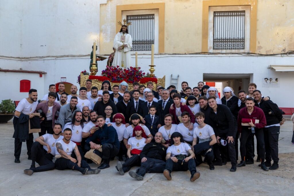 Grupo de costaleros posando junto a la imagen de La Sentencia en Melilla