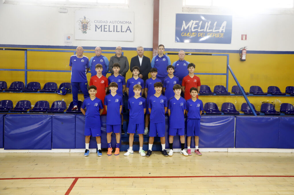 Equipo Sub-14 de Melilla posando en el pabellón deportivo