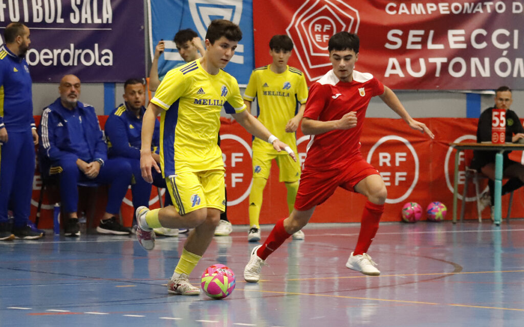 Jugadores de fútbol sala Sub-16 de Melilla y Navarra en acción