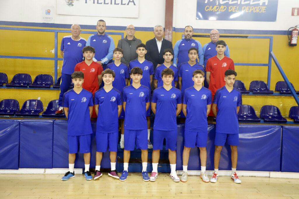 Equipo Sub-16 de fútbol sala de Melilla posando en el pabellón