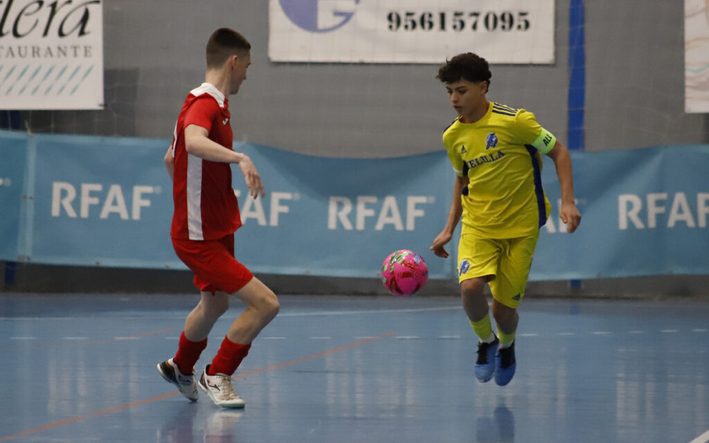 Jugadores de fútbol sala en un partido entre Melilla y Navarra