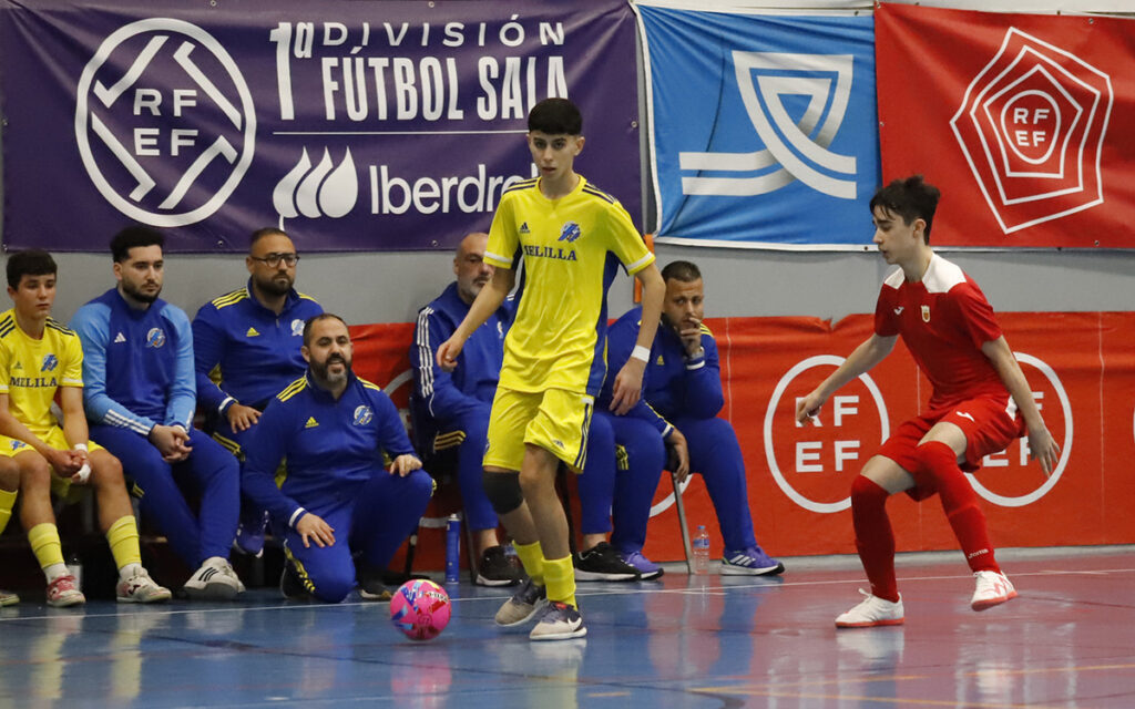 Jugadores del equipo Sub-16 de Melilla durante un partido de fútbol sala