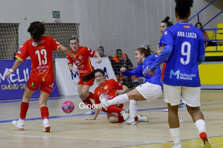 Jugadoras de fútbol sala en acción durante un partido entre Melilla Torreblanca y Alcorcón.