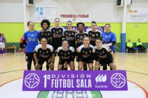 Equipo de fútbol sala Melilla Torreblanca posando en el campo