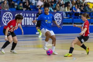 Jugadoras de fútbol sala en acción durante un partido