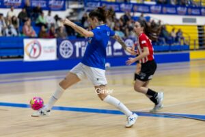 Jugadora del Melilla Torreblanca C.F. en acción durante un partido de fútbol sala