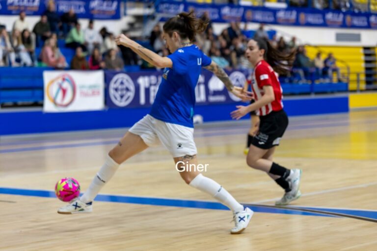 Jugadora del Melilla Torreblanca C.F. en acción durante un partido de fútbol sala