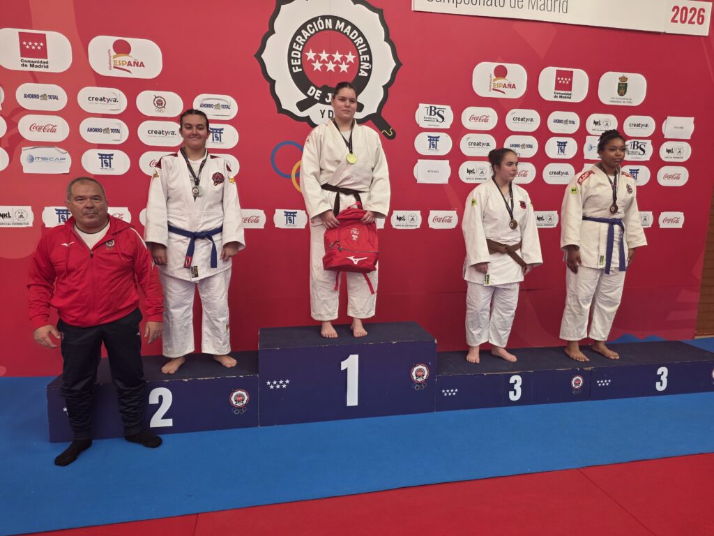 Menel Ouali en el podio tras ganar medalla de plata en judo