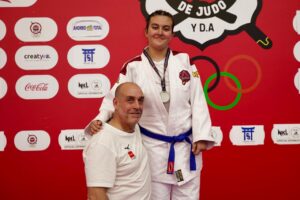 Menel Ouali con medalla de plata en judo junto a su entrenador