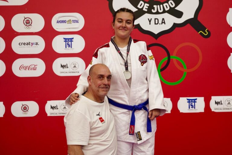 Menel Ouali con medalla de plata en judo junto a su entrenador