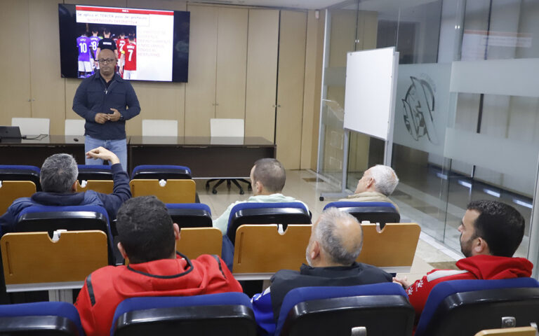 Entrenadores discutiendo sobre conductas discriminatorias en el fútbol
