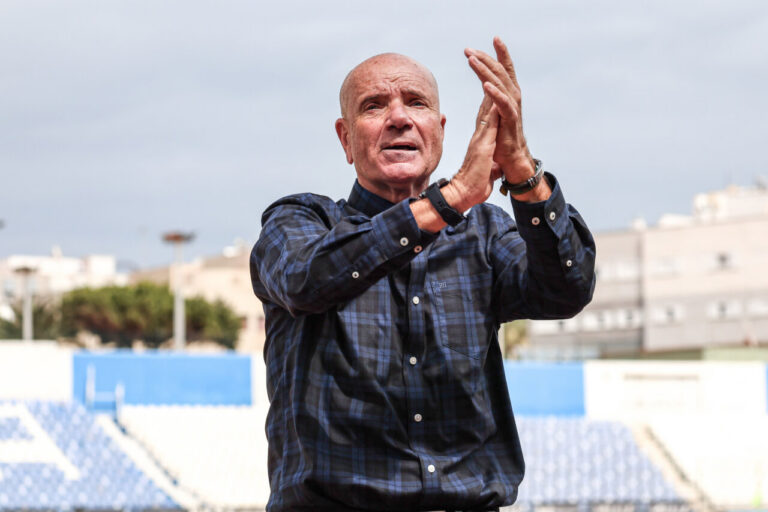 Miguel Rivera aplaudiendo tras la victoria de su equipo en el estadio