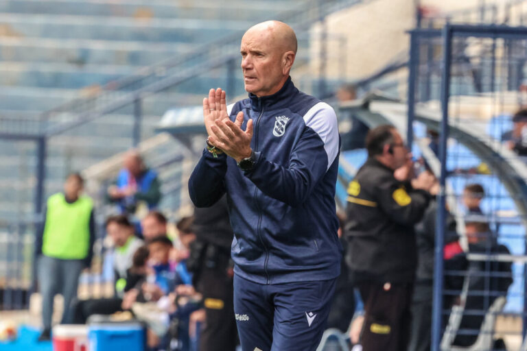 Entrenador Miguel Rivera dirigiendo a su equipo en un partido de fútbol