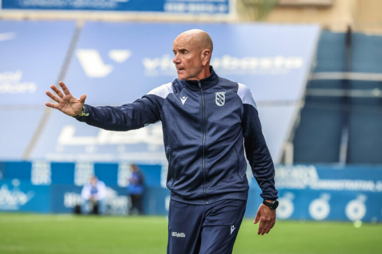 Miguel Rivera, entrenador de la U.D. Melilla, dirigiendo un entrenamiento.
