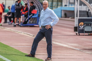 Entrenador Miguel Rivera en rueda de prensa tras un partido de fútbol