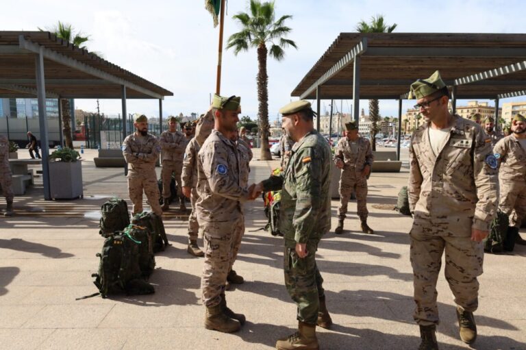 Militares melillenses saludándose en una base en Irak