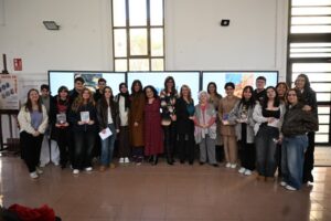 Delegada del Gobierno en Melilla con estudiantes en la exposición Voces de Melilla