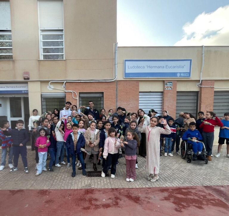 Grupo de niños disfrutando de juegos en la ludoteca Hermana Eucaristía