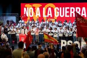 Pedro Sánchez en un evento con el lema No a la Guerra