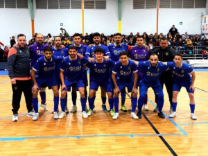 Equipo del Nueva Era Melilla Fútbol Sala posando en el campo