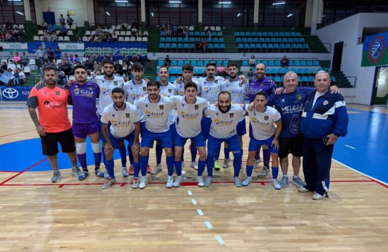 Equipo de fútbol sala Nueva Era Melilla posando en el pabellón