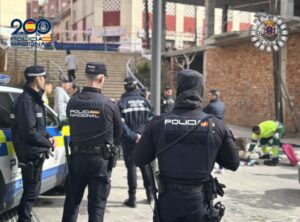 Agentes de Policía Nacional y Policía Local en operativo en el Rastro