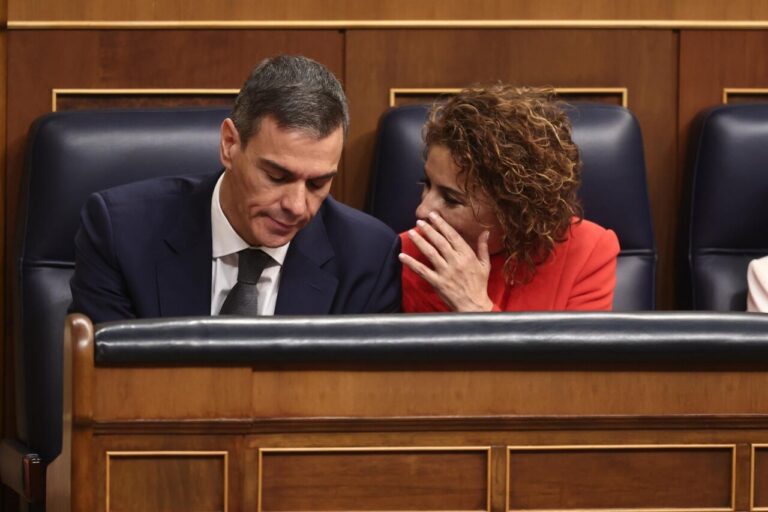 Pedro Sánchez y María Jesús Montero en el Congreso discutiendo sobre la guerra en Oriente Próximo