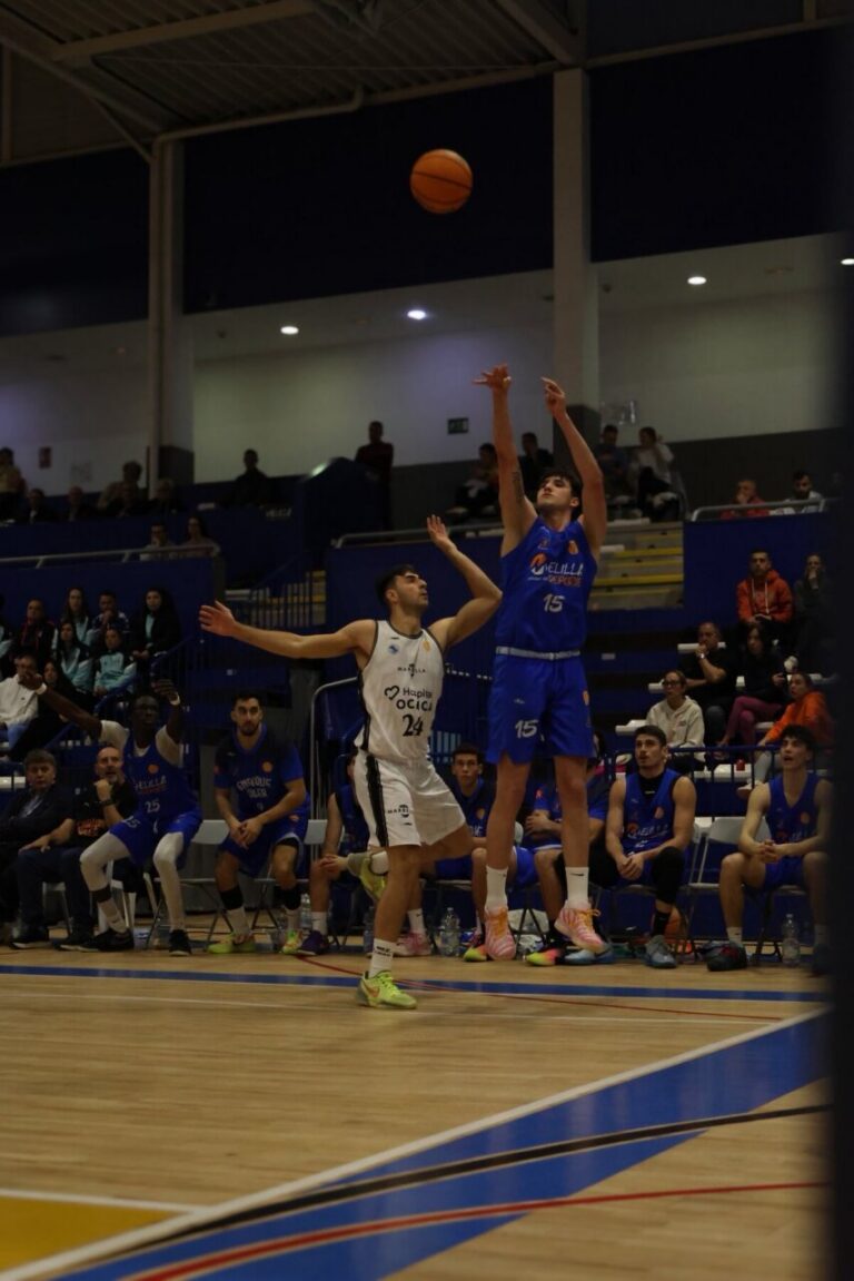 Jugador lanzando el balón durante un partido de baloncesto