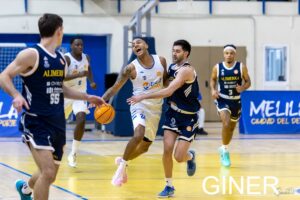 Jugadores de baloncesto en un partido entre Melilla y Cartagena
