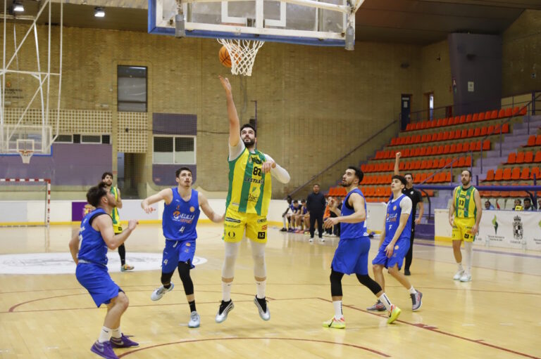 Jugadores de baloncesto en acción durante un partido