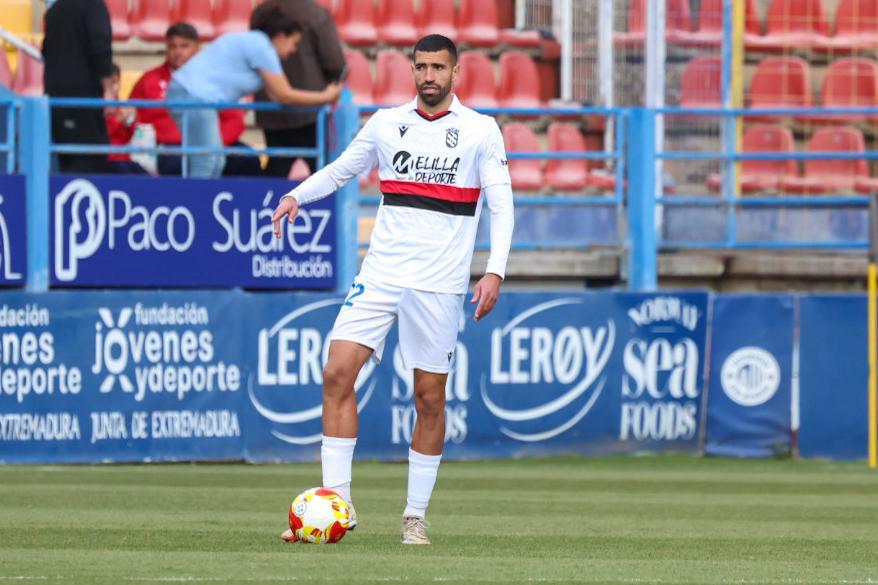 Jugador de la U.D. Melilla en un partido de fútbol contra el C.D. Extremadura