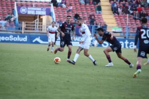 Jugadores de la U.D. Melilla y C.D. Extremadura en un partido de fútbol